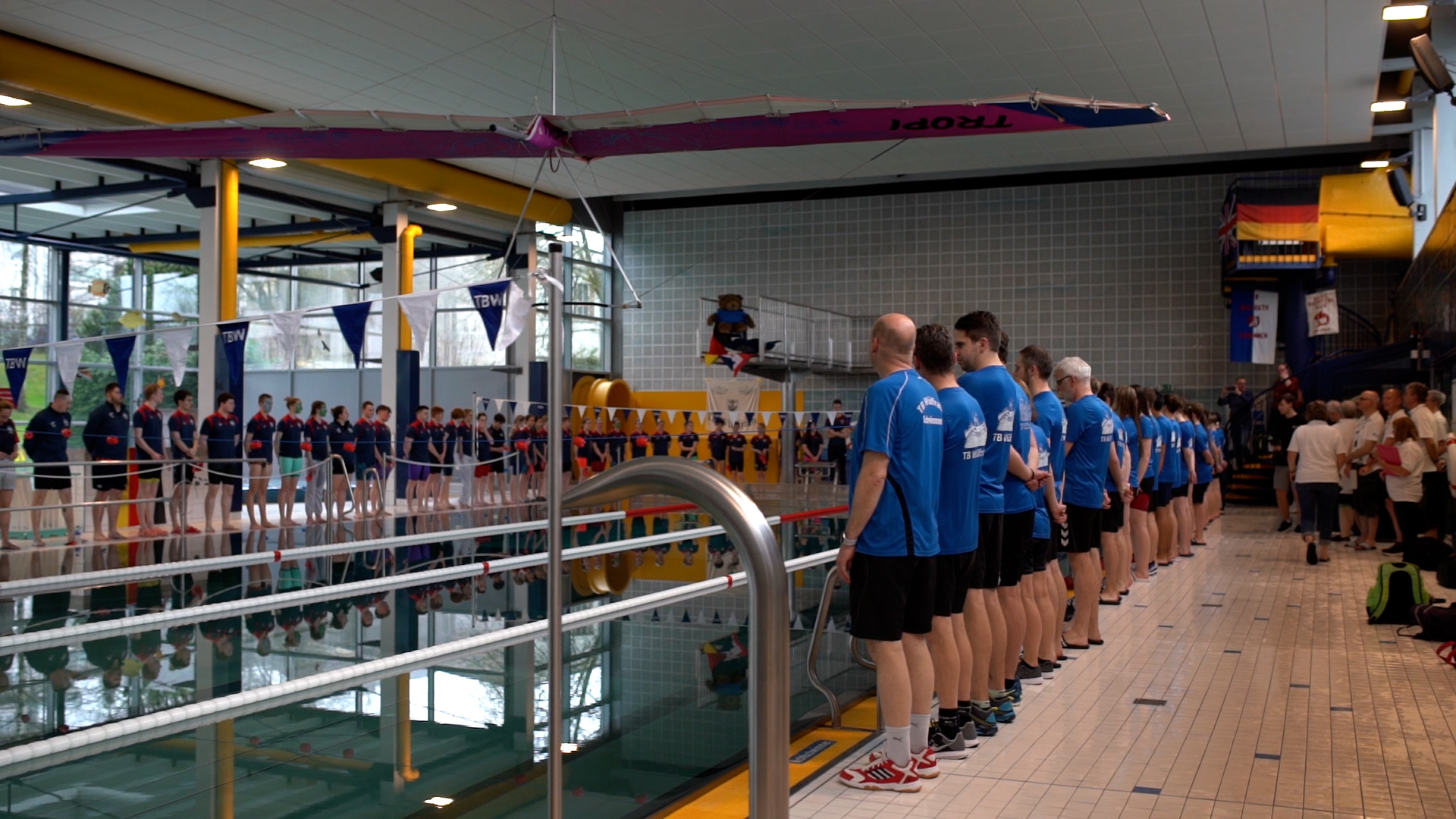 TBW-Mitglieder gemeinsam am Beckenrand